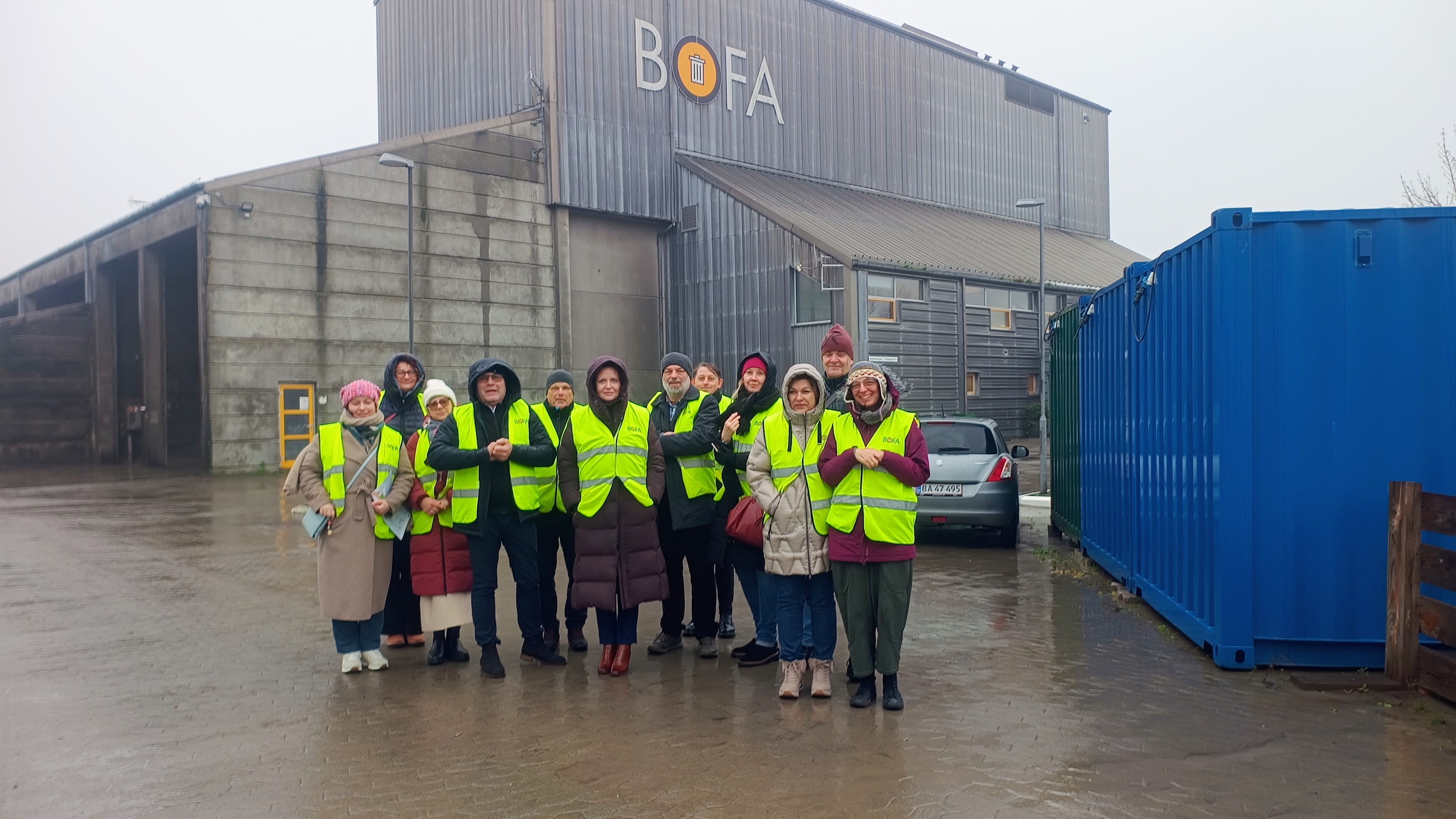 zdjęcie przedstawia grupę osób uczestniczących z delegacji na Bornholm stojących przed isntalacją spalania odpadów