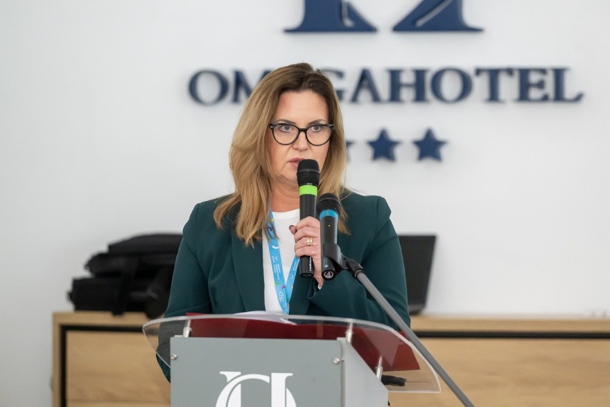 Przemawiająca Maria Bąkowska Członkini Zarządu Województwa Warmińsko-Mazurskiego