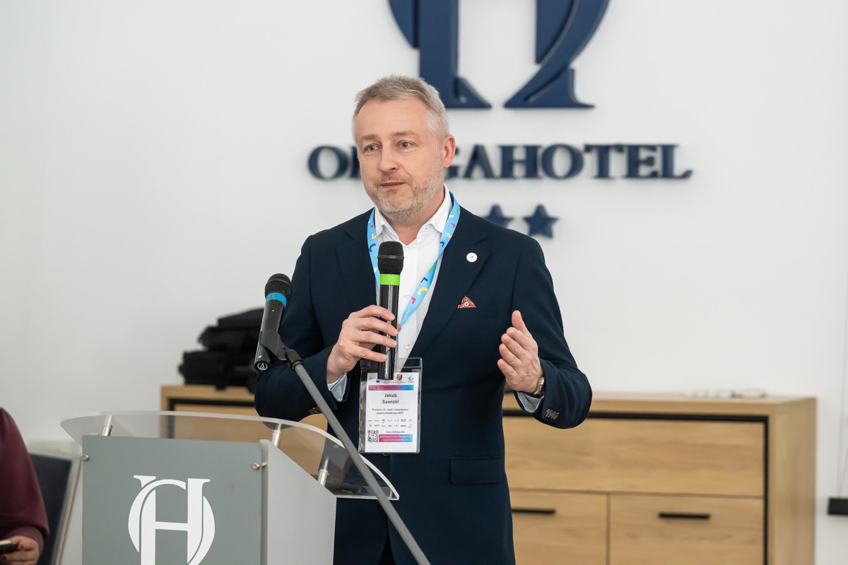 Przemawiający Jakub Sawicki Prorektor Uniwersytetu Warmińsko-Mazurskiego w Olsztynie