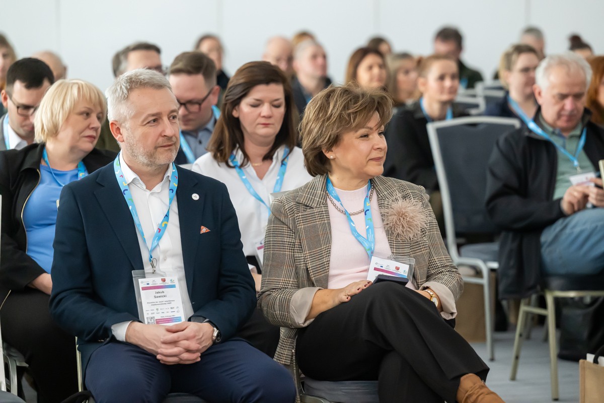 zdjęcie przedstawia salę w której odbywały się warsztaty, widoczne są osoby uczestniczące w warsztacie oraz prowadzący