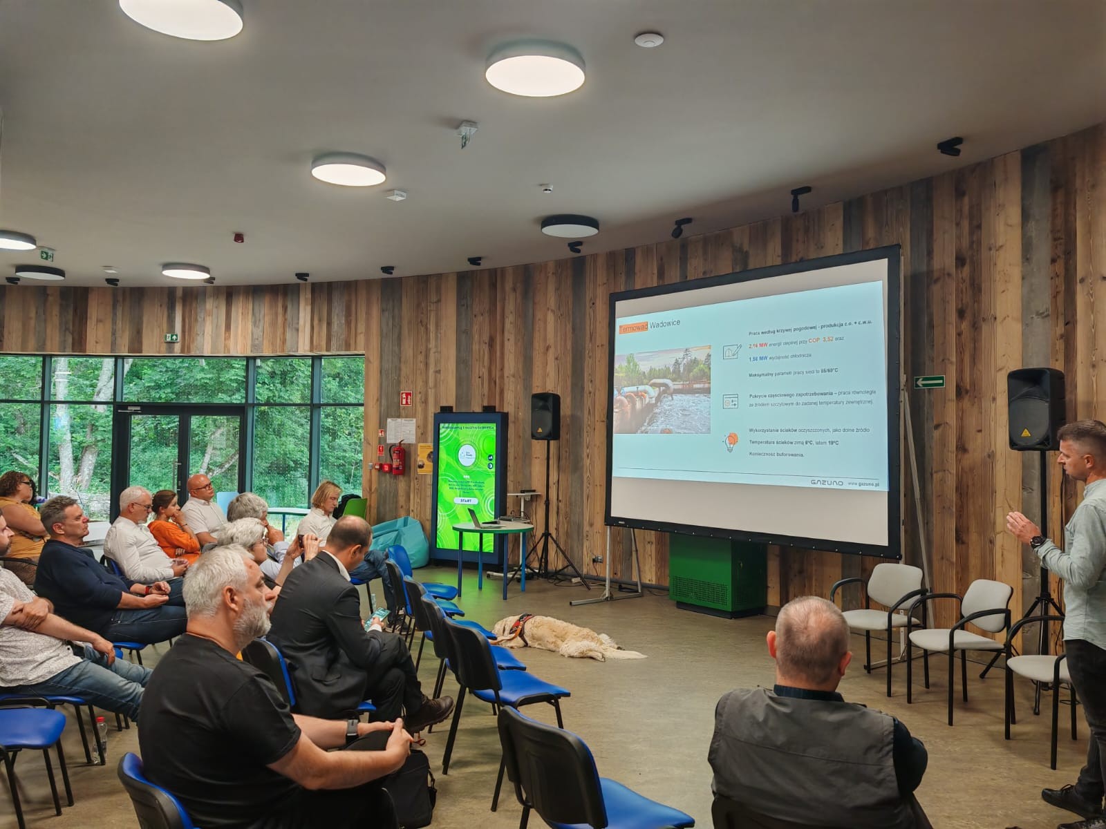 zdjęcie przedstawia osoby słuchające wykładu