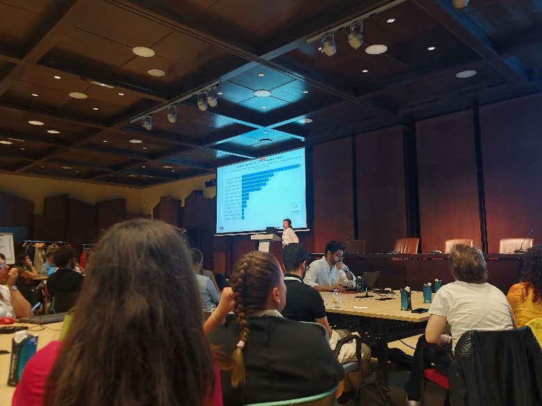 zdjęcie przedstawia salę w której odbywały się warsztaty, widoczne są osoby uczestniczące w warsztacie oraz prowadzący